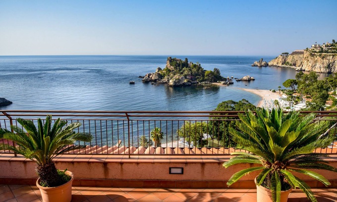 Mazzaro Apartment | Ampio e Panoramico Appartamento a due Passi dal Mare, Vista Unica su Isolabella