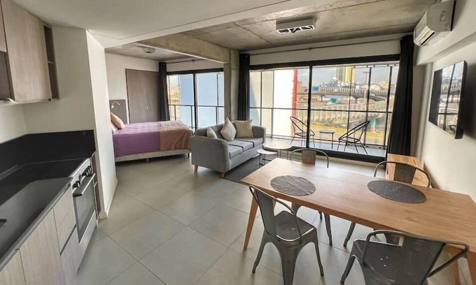 Constitucion Apartment | Amplio Loft con balcón sobre la Av 9 de Julio (6C)