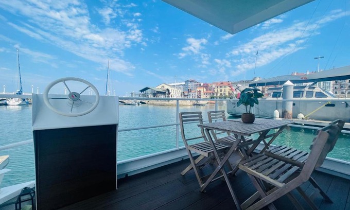 Gijon City Centre Boat Rental | AMSTERDAM CASA FLOTANTE