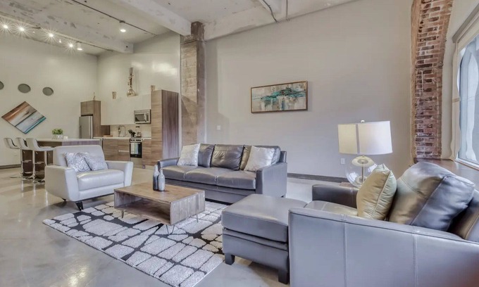Downtown Dallas Condo | Amyfinehouse Downtown Dallas 2BR Loft Pool+Free Parking+Wifi+FreeBreakfast