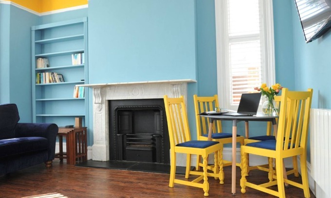 Cheltenham Cottage | An apartment that sleeps 2 guests in 1 bedroom