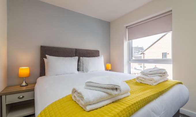 Nottingham House | An Exceptional, available 2bed House with Parking