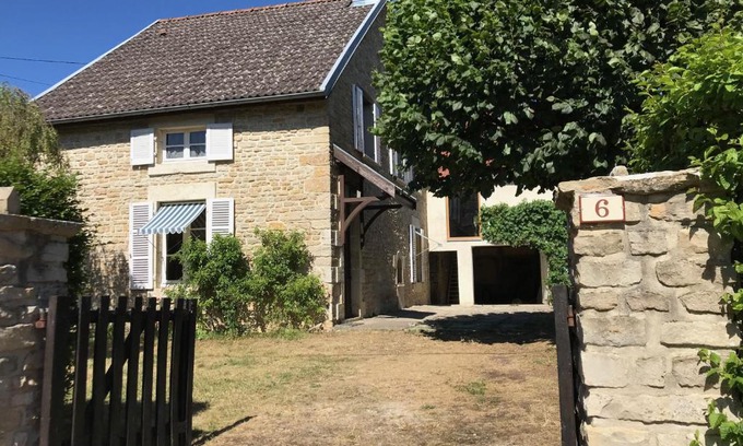 Jailly-les-Moulins House | Ancienne ferme Bourguignonne en bord de rivière, grand terrain arboré, et clos