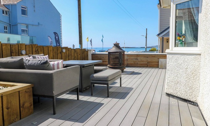 Rhosneigr House | ANNEDD WEN, pet friendly, country holiday cottage in Rhosneigr