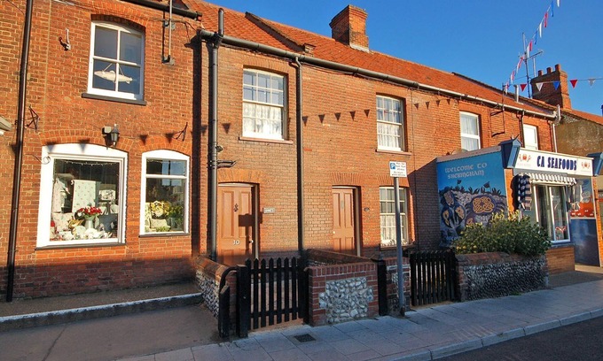 Sheringham Cottage | Annie's, Sheringham - a delightful cottage, oozing character and charm. Pet friendly.