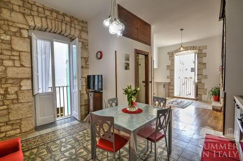 Turi Apartment | Antiche Mura Apartments "Nel Cuore della Puglia"bivani, cucina, terrazzo