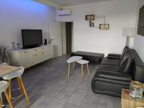 Lunel Apartment | "Antre Nous" au Cœur de Lunel