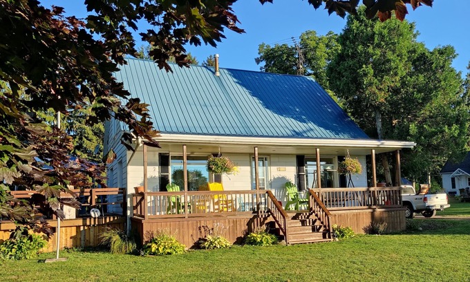 Thamesville Cottage | Antrim Cottage, Lake Erie: The essence of a house is the friends who frequent it