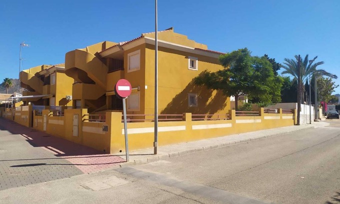 Los Puertos Apartment | Apartamento 2 dormitorios y gran patio an orillas del mar. Con piscina y parking