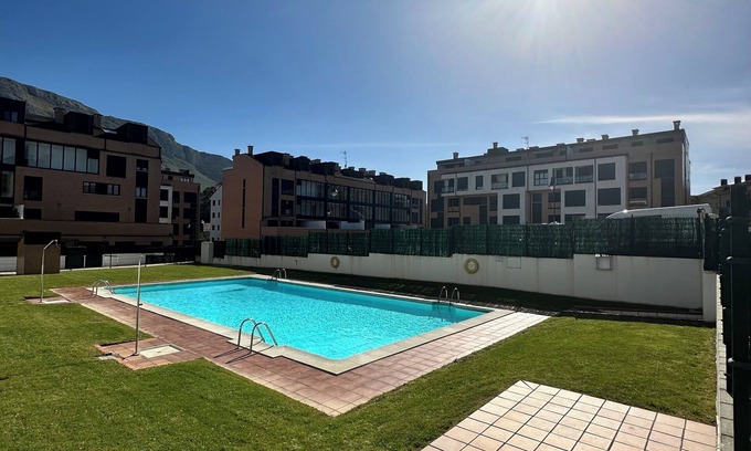 Posada de Llanes Apartment | Apartamento con terraza a 15 metros de la piscina, con plaza de garage