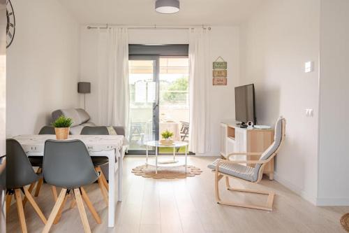 Benajarafe Apartment | Apartamento nuevo, Disfruta del silencio, familias con niños, aire acondicionado, 2 baños, Wifi, terraza, playa, toallas y sombrillas