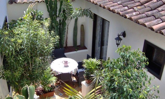 El Guincho Apartment | Apartamentos Monasterio de San Antonio - Rustikales Apartment mit kleiner Terrasse im Innenhof