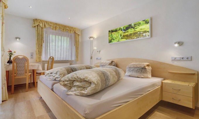 Bad Peterstal-Griesbach Apartment | Apartment 'Doppelzimmer 1' with Mountain View, private balcony and Wi-Fi