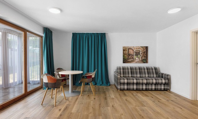 Radolfzell am Bodensee Apartment | Apartment 'Wohnen Auf Zeit' with Mountain View, Private Terrace and Wi-Fi