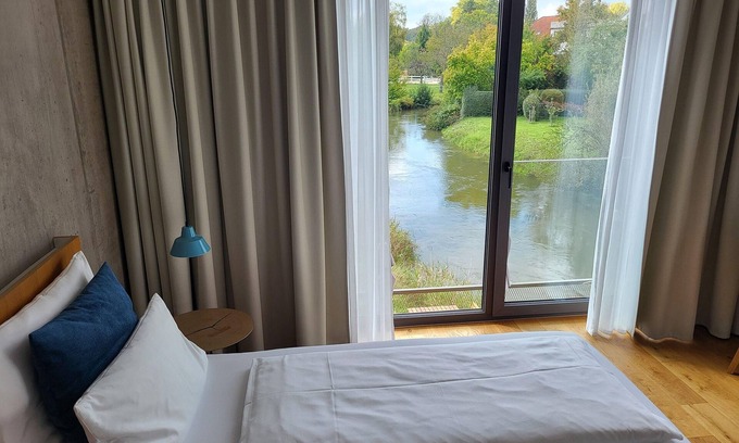Singen Apartment | Apartment am Ufer, 37qm, 1 Schlafzimmer, 1 Wohn-/Schlafzimmer, Loggia, max. 3 Personen