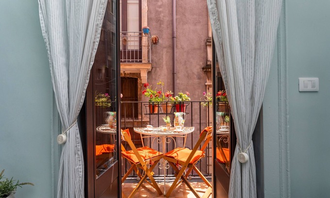 Catania City Centre Apartment | Apartment 'Aparo House One' with Balcony, Wi-Fi and Air Conditioning
