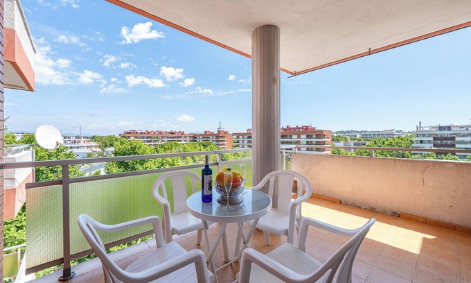 Salou City Centre Apartment | Apartment 'Apartamento Mayor Para 6 Personas' with Private Terrace, Wi-Fi and Air Conditioning