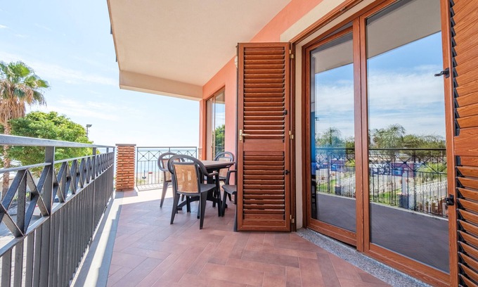 Mazzeo Apartment | Apartment 'Appartamento Bougainville' with Sea View, Wi-Fi and Air Conditioning