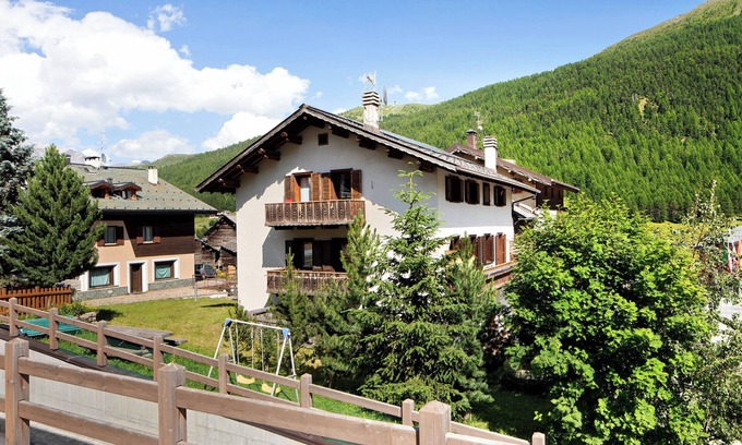 San Rocco Apartment | Apartment 'Appartamento Edelweiss' with Mountain View, Shared Garden and Wi-Fi
