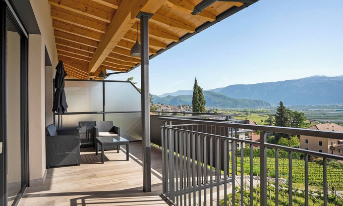 Tramin Apartment | Apartment 'Bacchushof Chardonnay' with Mountain View, Balcony and shared pool