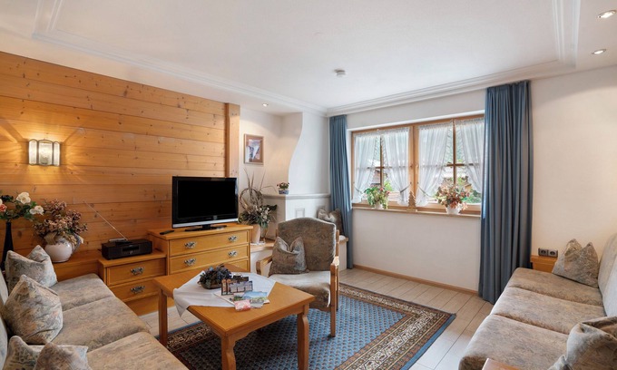 Mittenwald Apartment | Apartment 'Bergdistel Nr 8' with Mountain View, Shared Garden and Wi-Fi