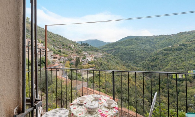 Apricale Apartment | Apartment 'Casa Reanna' with Mountain View, Balcony and Wi-Fi