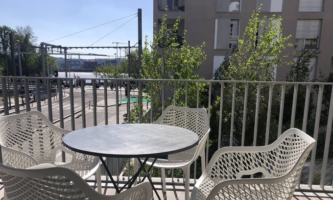 Bassins a Flot Apartment | APARTMENT CITE DU VIN BACALAN CHARTRONS secure private parking 10€ /day