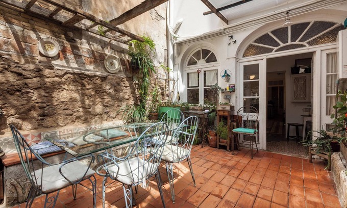 la Vila de Gracia Apartment | Apartment 'El Patio De Gracia' with Private Terrace, Wi-Fi and Air Conditioning