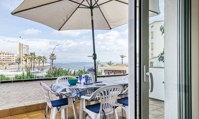 L'Escala Apartment | Apartment 'El Refugi' with Sea View, Wi-Fi and Air Conditioning