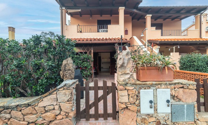 San Teodoro City Centre Apartment | Apartment 'Elegante Appartamento Centro' with Private Terrace and Private Garden