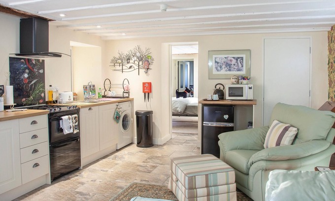 Torquay City Centre Apartment | Apartment-Ensuite with Shower-Terrace-Garden Apartment