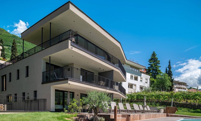 Centro - Piani - Rencio Apartment | Apartment "Erbacher - Greti's Landhaus Suite" with Mountain View, Private Sauna & Shared Pool