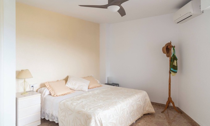 Els Arenals del Sol Apartment | Apartment on the beachfront with parking, pool and gym