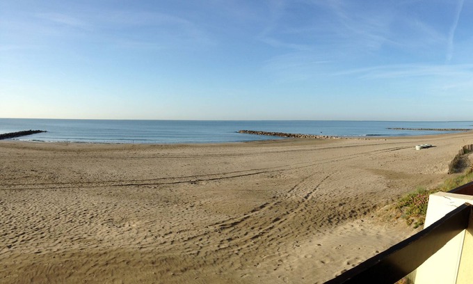 Carnon-Plage Apartment | Apartment F3 1st line Carnon East, feet in the water