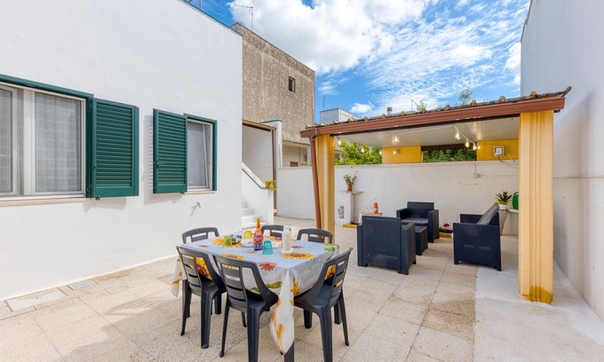 Surano Apartment | Apartment 'Fefè' with Private Terrace, Wi-Fi and Air Conditioning