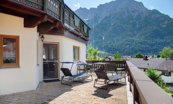 Mittenwald Apartment | Apartment 'Ferienwohnung Lapislazuli' with Mountain View, Private Terrace and Wi-Fi