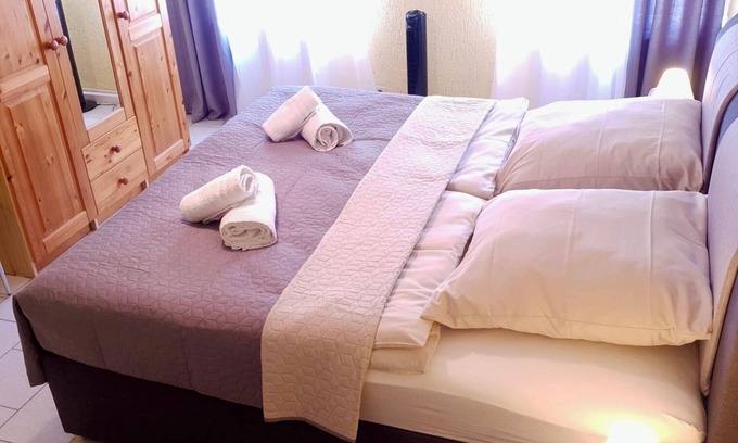 Pirna Apartment | Apartment 'Ferienwohnung Weisses Ross 1' with Wi-Fi