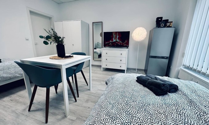 Nordhorn Apartment | Apartment Flixi I - Doppelzimmer für Zwei Personen mit Gemeinschaftsflächen