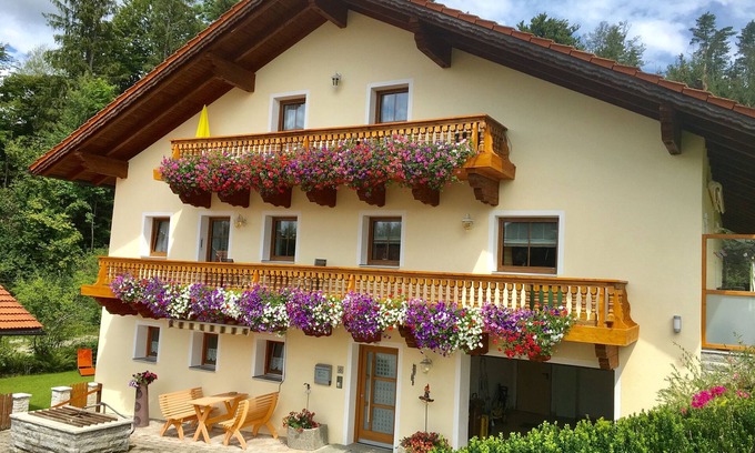 Neureichenau Apartment | Apartment 'Haus Peschl Fewo 2' with Shared Garden, Balcony and Wi-Fi