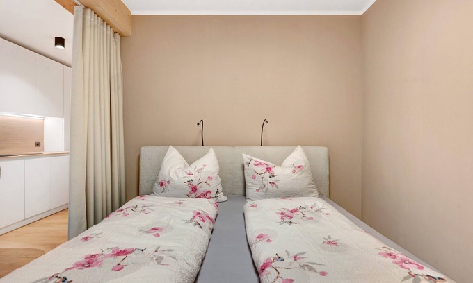 Nova Ponente Apartment | Apartment 'Heidi' with Shared Garden and Wi-Fi
