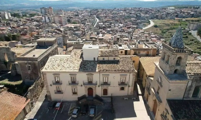 Francofonte Apartment | Apartment in an 1800s building.nn