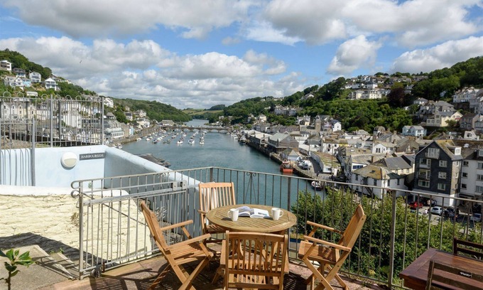 West Looe House | Apartment in fabulous position with sea and harbour views!