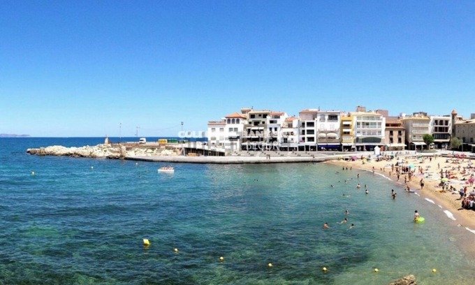 L'Escala Apartment | Apartment in the old town of L'Escala, 50 m from the beach