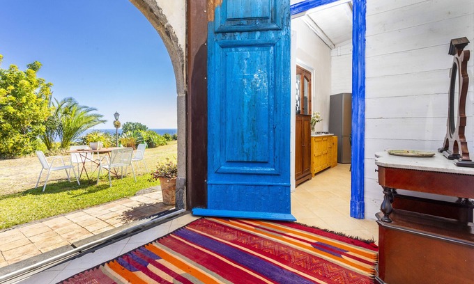 Aci Catena Apartment | Apartment 'La Casa Del Fico D'india - Blu' with Shared Garden, Wi-Fi and Air Conditioning