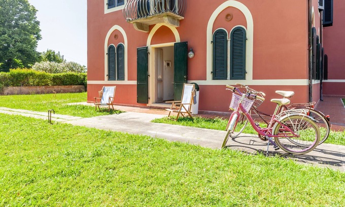 Lido di Camaiore Apartment | Apartment 'La Casa Rossa Versilia' with Mountain View, Shared Garden and Wi-Fi