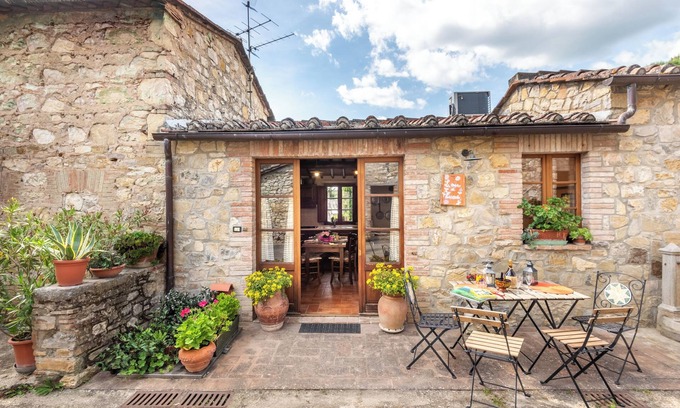 San Sano Apartment | Apartment 'La Casa Di Emma' with Wi-Fi and Air Conditioning