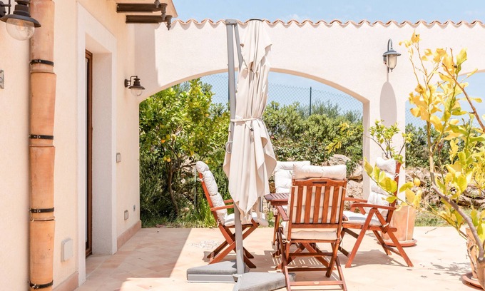 Montallegro Apartment | Apartment 'Le 3 Rose - Damasco' with Lake View, Wi-Fi and Air Conditioning