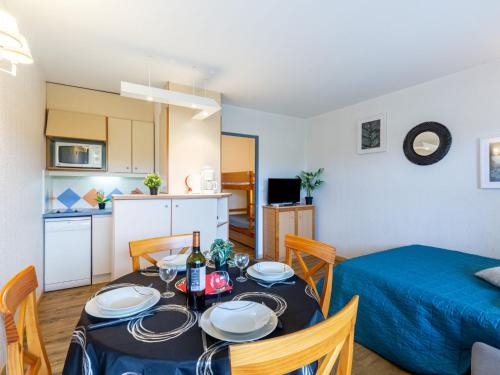 Sainte-Maxime City Centre Apartment | Apartment Les Platanes-1 by Interhome