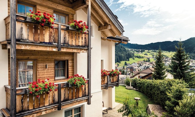 Corvara in Badia Apartment | Apartment 'Lisüra Cir' with Mountain View & Wi-Fi