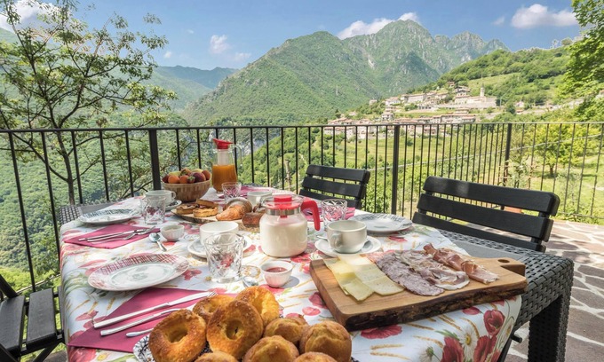 Tremosine Apartment | Apartment "Nonno Bigi Papavero" with Mountain View, Wi-Fi & Garden